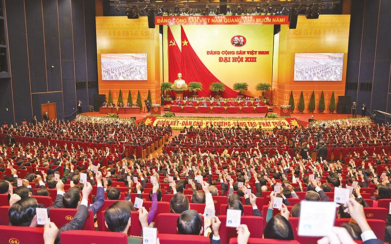 Cho me dang uong nuoc sach tu bat, nhan manh tam quan trong cua viec cap nuoc